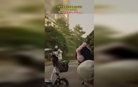 娱乐吃瓜酱男孩子恋爱脑,娱乐吃瓜酱的甜蜜蜕变之旅